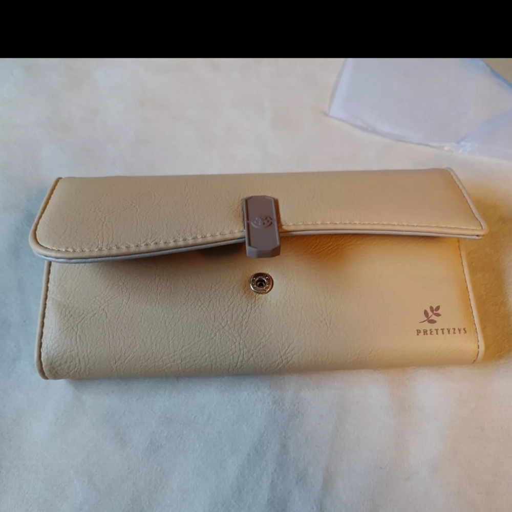 Prettyzys Wallet, NWT, Beige, Card Slots, Money Coin Holders Zip Pocket